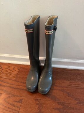 Hunter Tall Gloss Rain Boots in Gray with Cream Lining